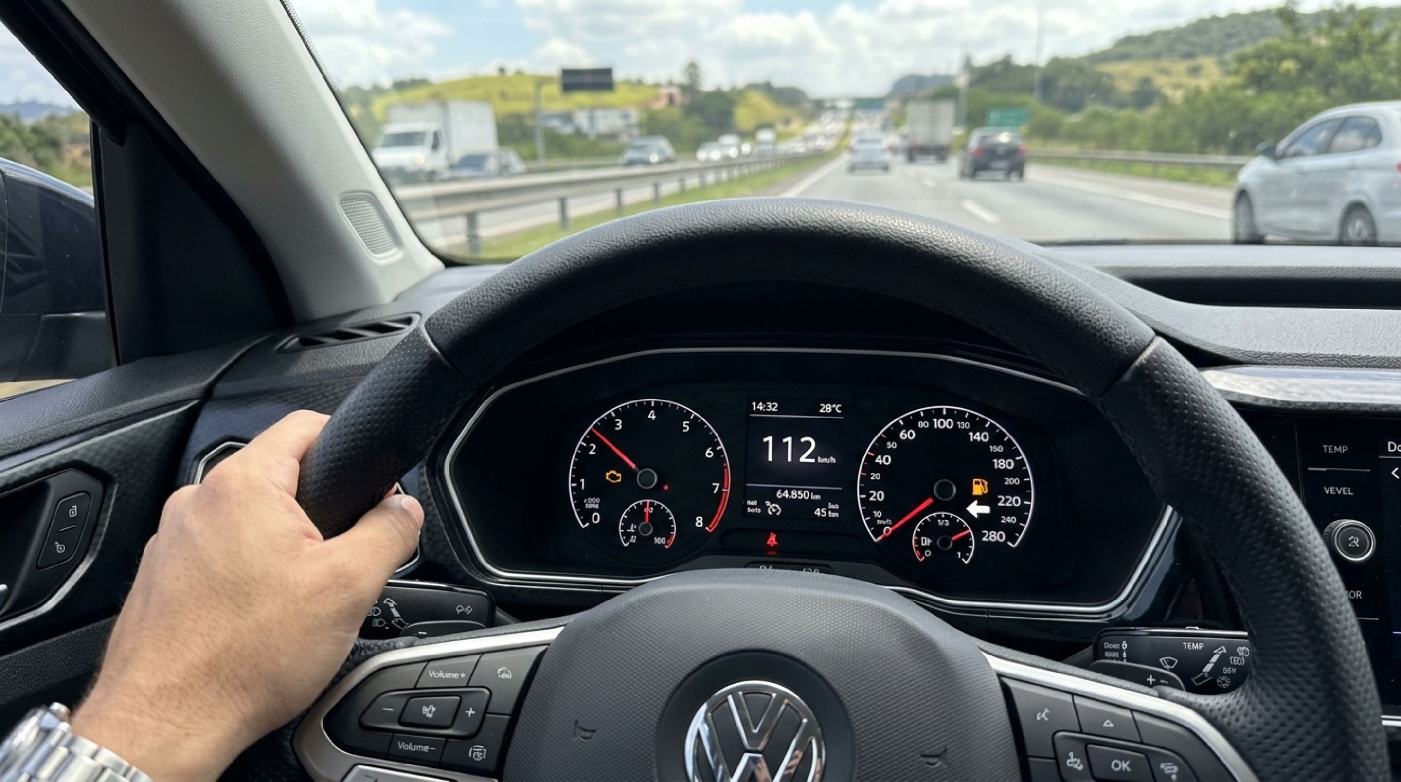 Por que a seta desenhada ao lado do símbolo da bomba de combustível no painel muda de lado dependendo do carro?