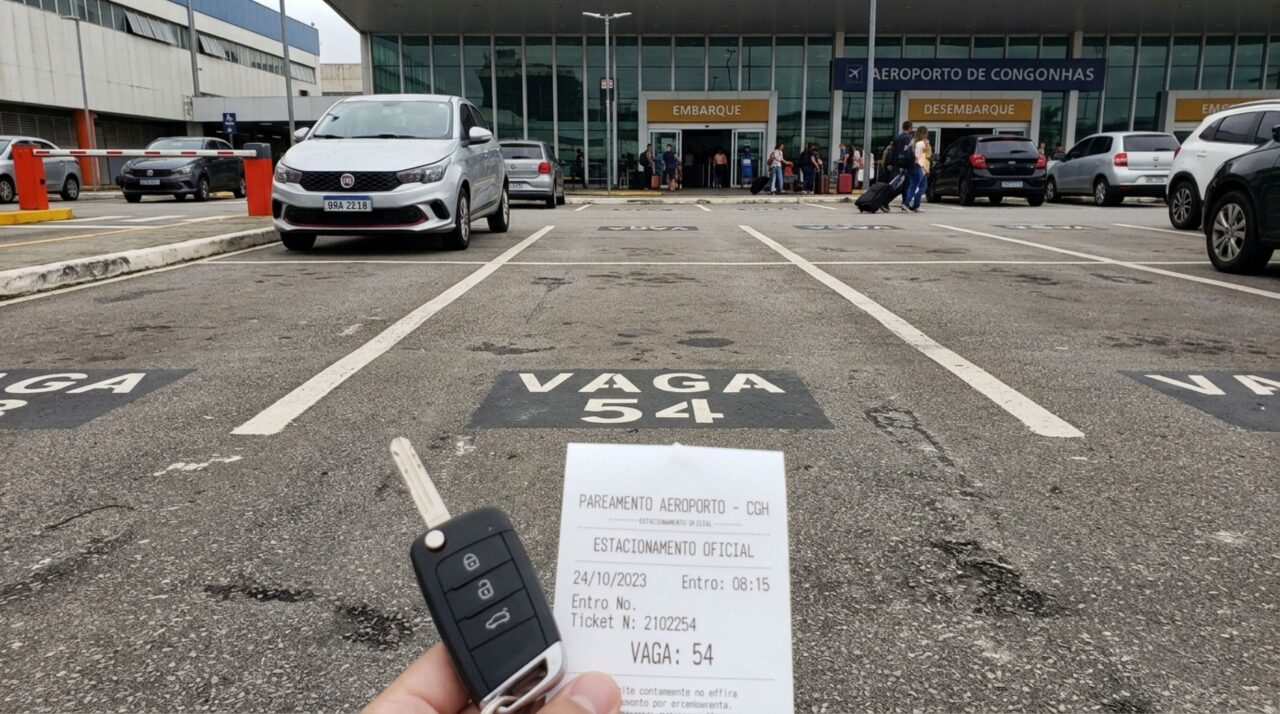 Homem estaciona o carro no aeroporto durante uma viagem e, ao voltar, não encontra seu carro no local em que estacionou, ele cobra o aeroporto pela segurança de seu veículo e exige indenização