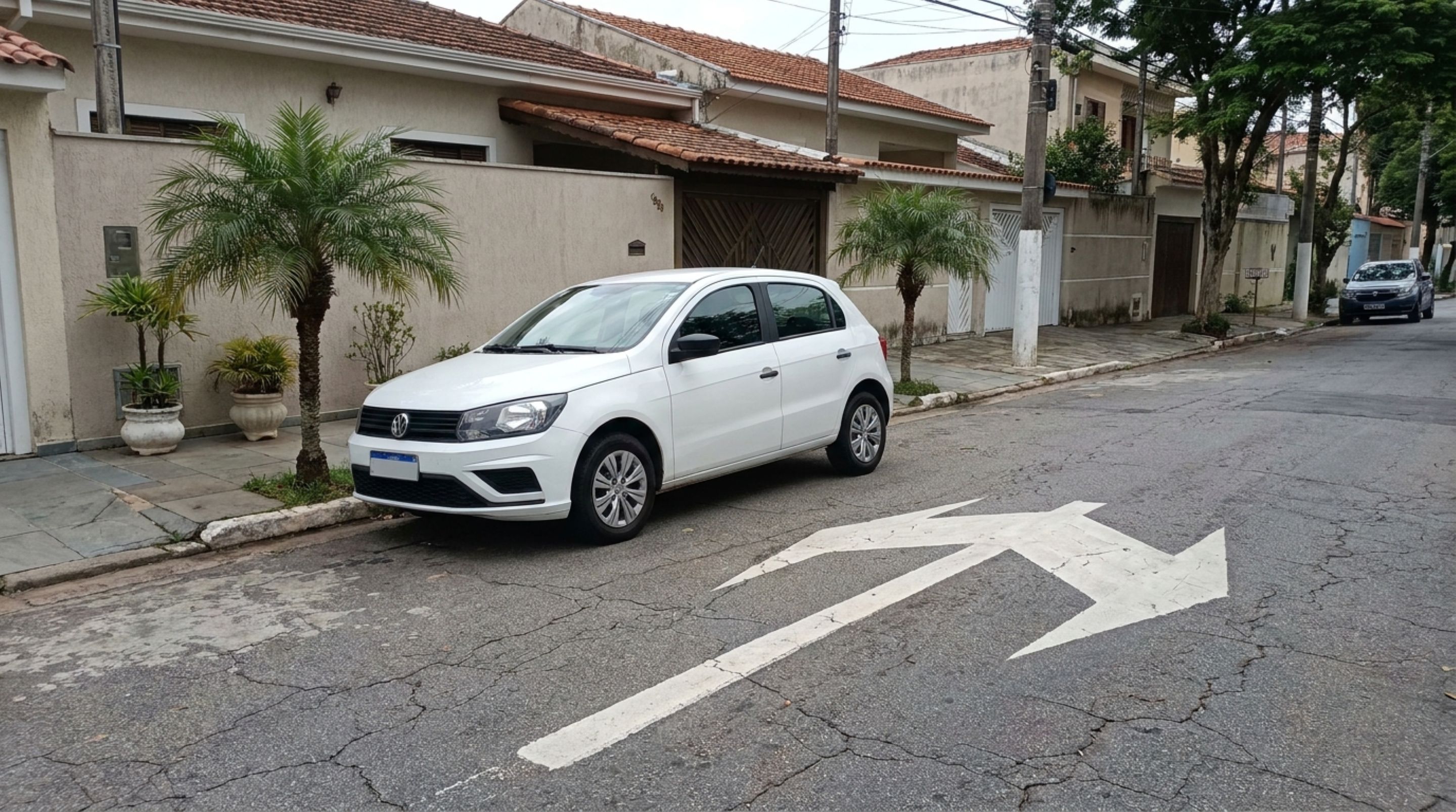 Motorista estaciona na contramão da rua porque havia vaga disponível e descobre o que o CTB determina