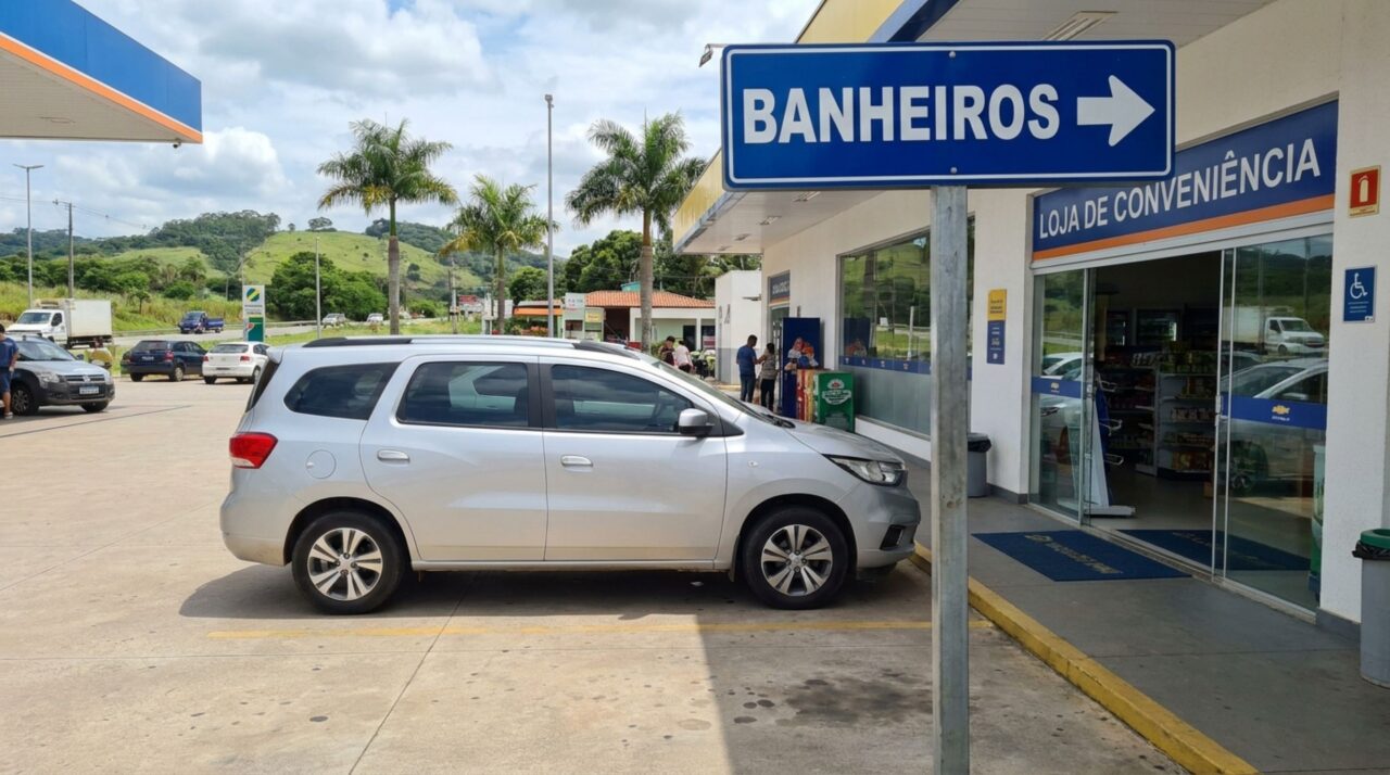 Família para no acostamento para criança usar o banheiro e recebe multa: por que a pressa pode não justificar a parada?