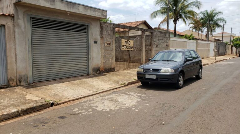 Morador deixa o carro na frente da própria garagem para não ocupar a vaga do vizinho e pode ser multado mesmo sendo dono da casa