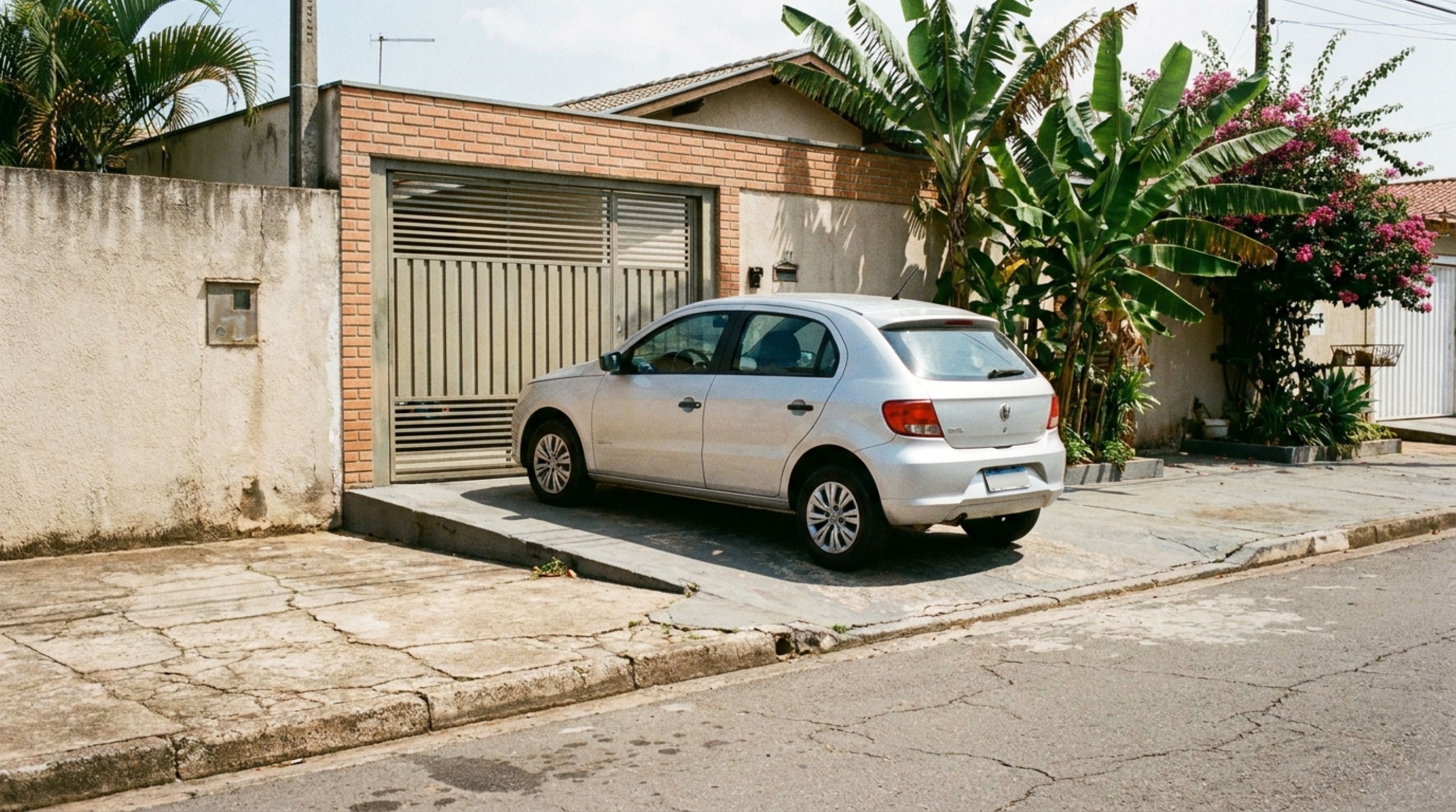 Motorista estaciona na frente da própria garagem para deixar as outras vagas livres e descobre quando pode ser multado