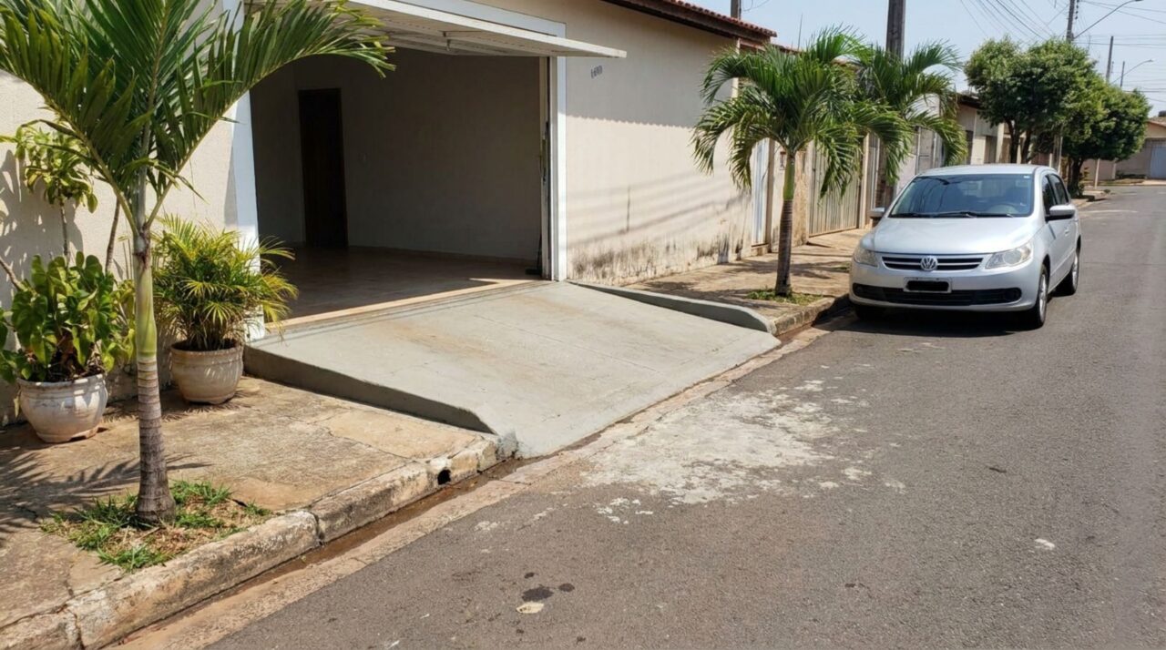 Morador deixa o carro na frente da própria garagem para não ocupar a vaga do vizinho e pode ser multado mesmo sendo dono da casa