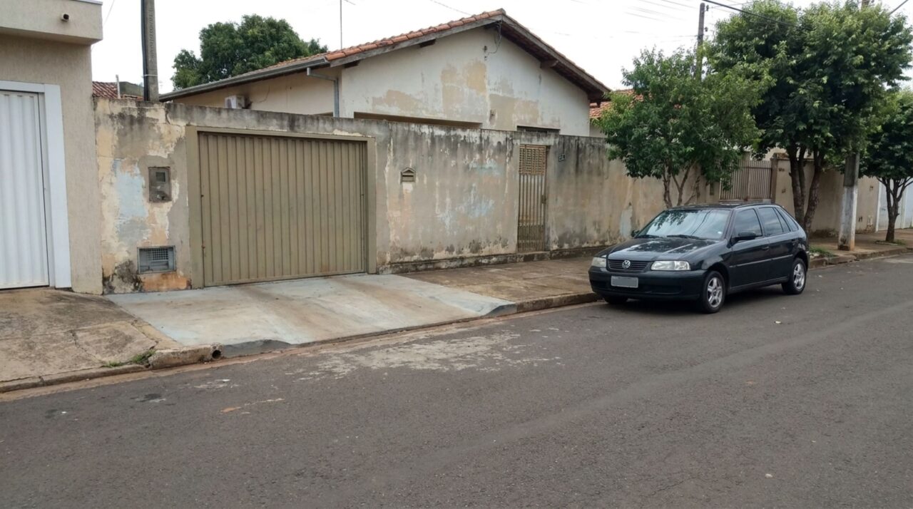 Motorista estaciona na frente da própria garagem para deixar as outras vagas livres e descobre quando pode ser multado