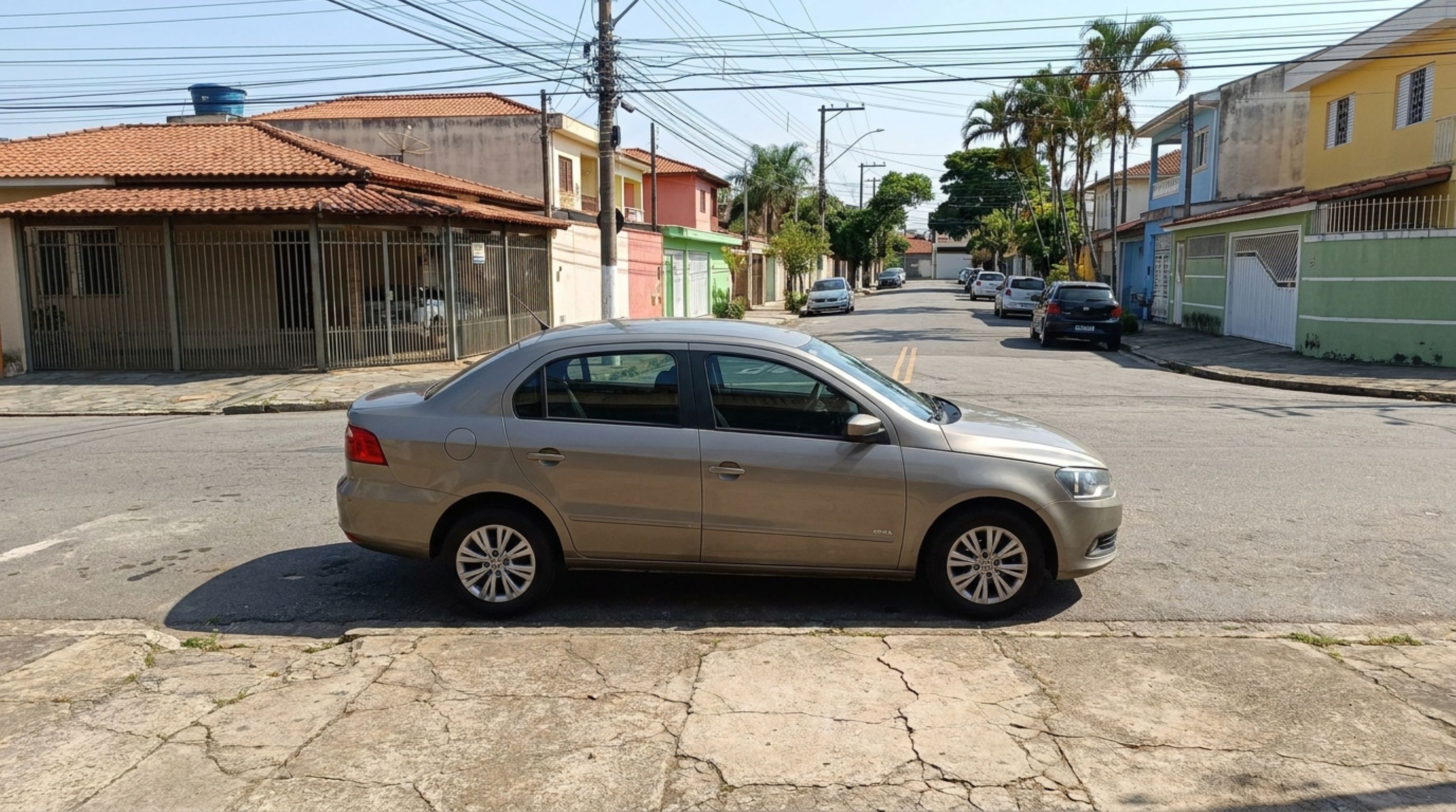 Motorista estaciona perto da esquina para deixar a garagem do vizinho livre e pode ser multado por ficar a menos de 5 metros do cruzamento