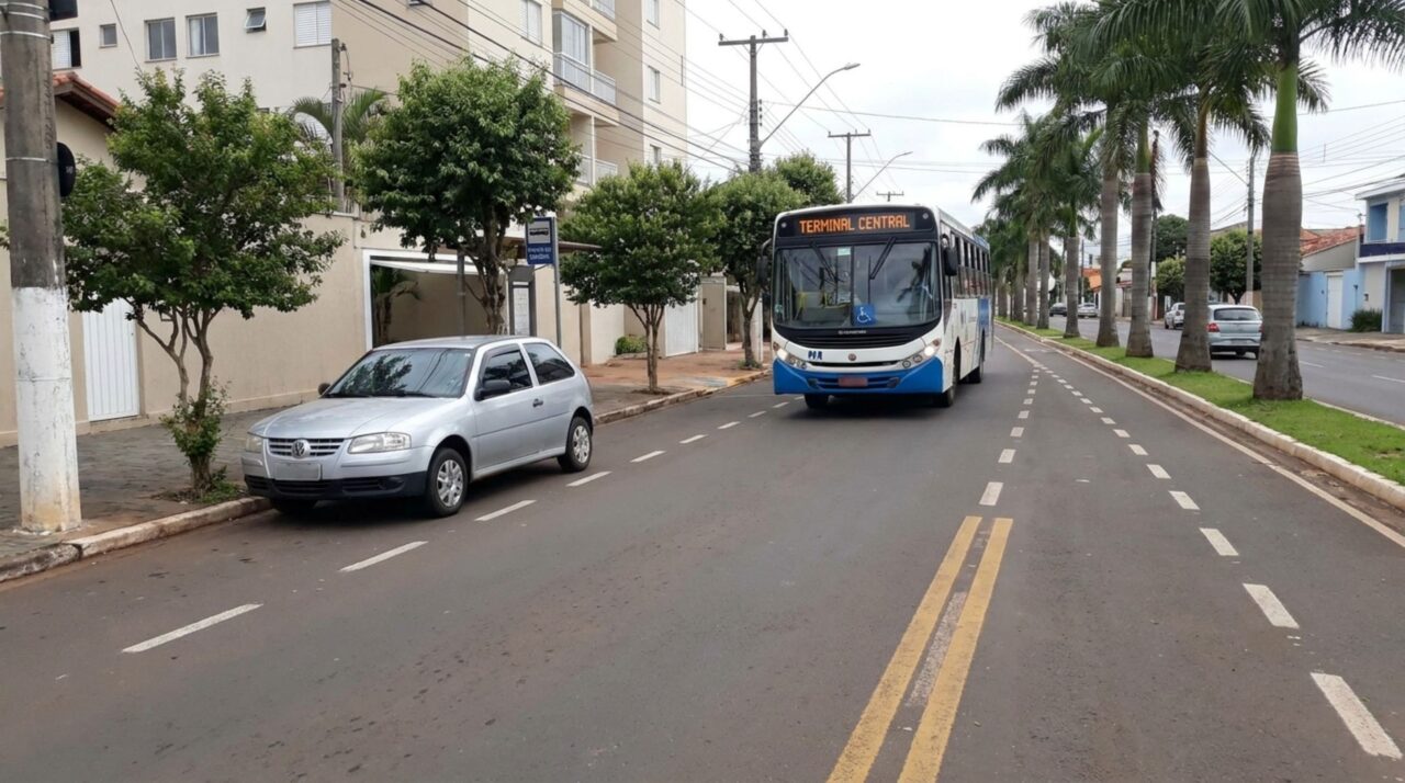 Motorista sobe parte do carro no canteiro para liberar passagem de ônibus e descobre por que a solução pode virar infração