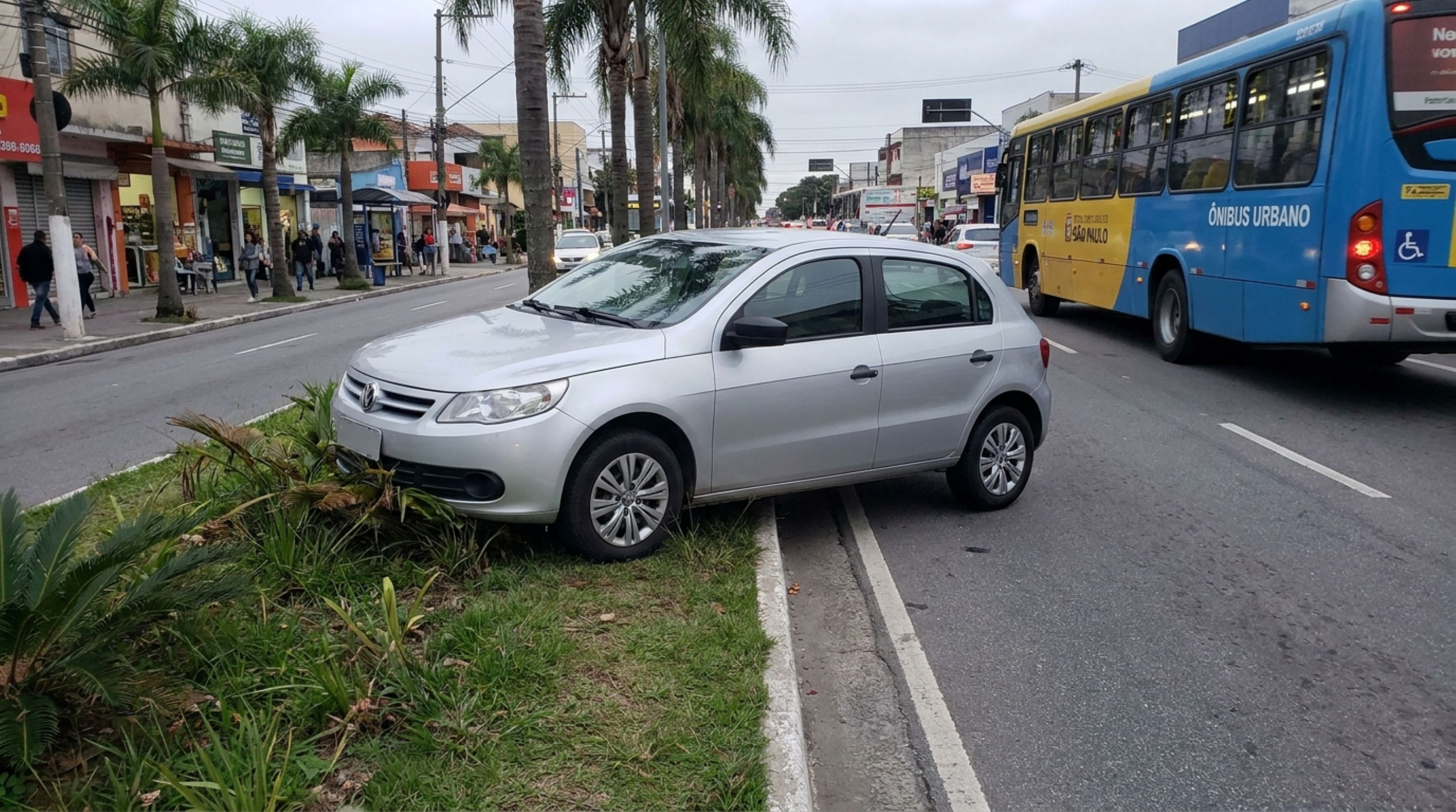 Motorista sobe parte do carro no canteiro para liberar passagem de ônibus e descobre por que a solução pode virar infração