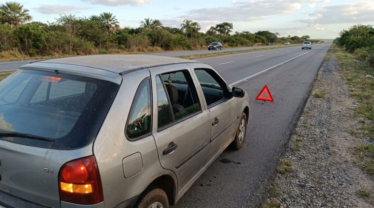 Motorista fica sem combustível na estrada, encosta no acostamento e descobre que a pane seca também pode render multa