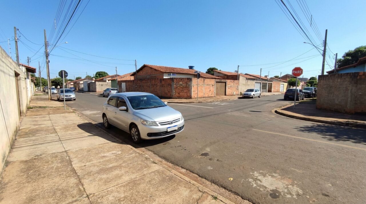 Motorista estaciona perto da esquina para deixar a garagem do vizinho livre e pode ser multado por ficar a menos de 5 metros do cruzamento