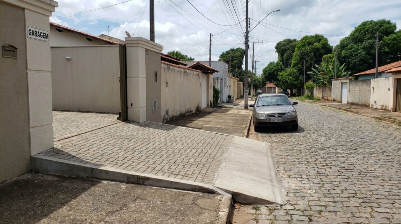 Motorista ocupa a entrada de outra garagem porque o portão parece não ser usado e pode ter o veículo removido