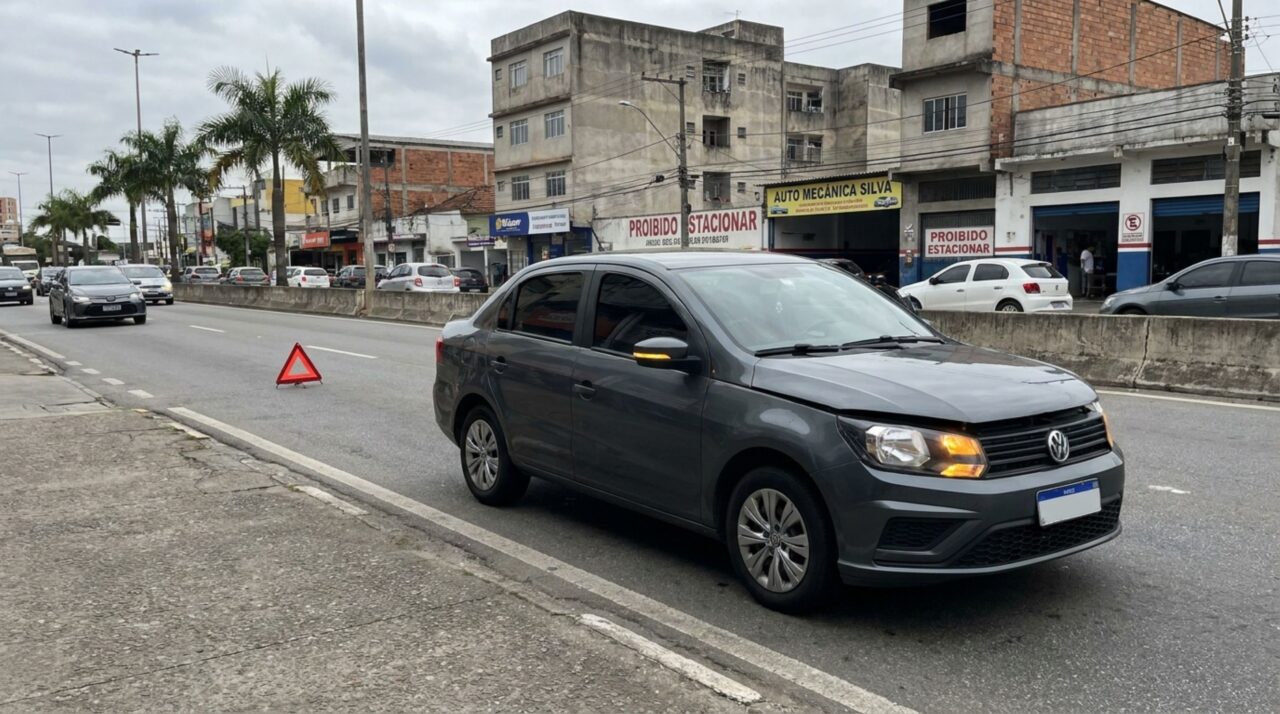 Motorista liga o pisca-alerta e estaciona em local proibido por poucos minutos, acreditando que está protegido contra multa