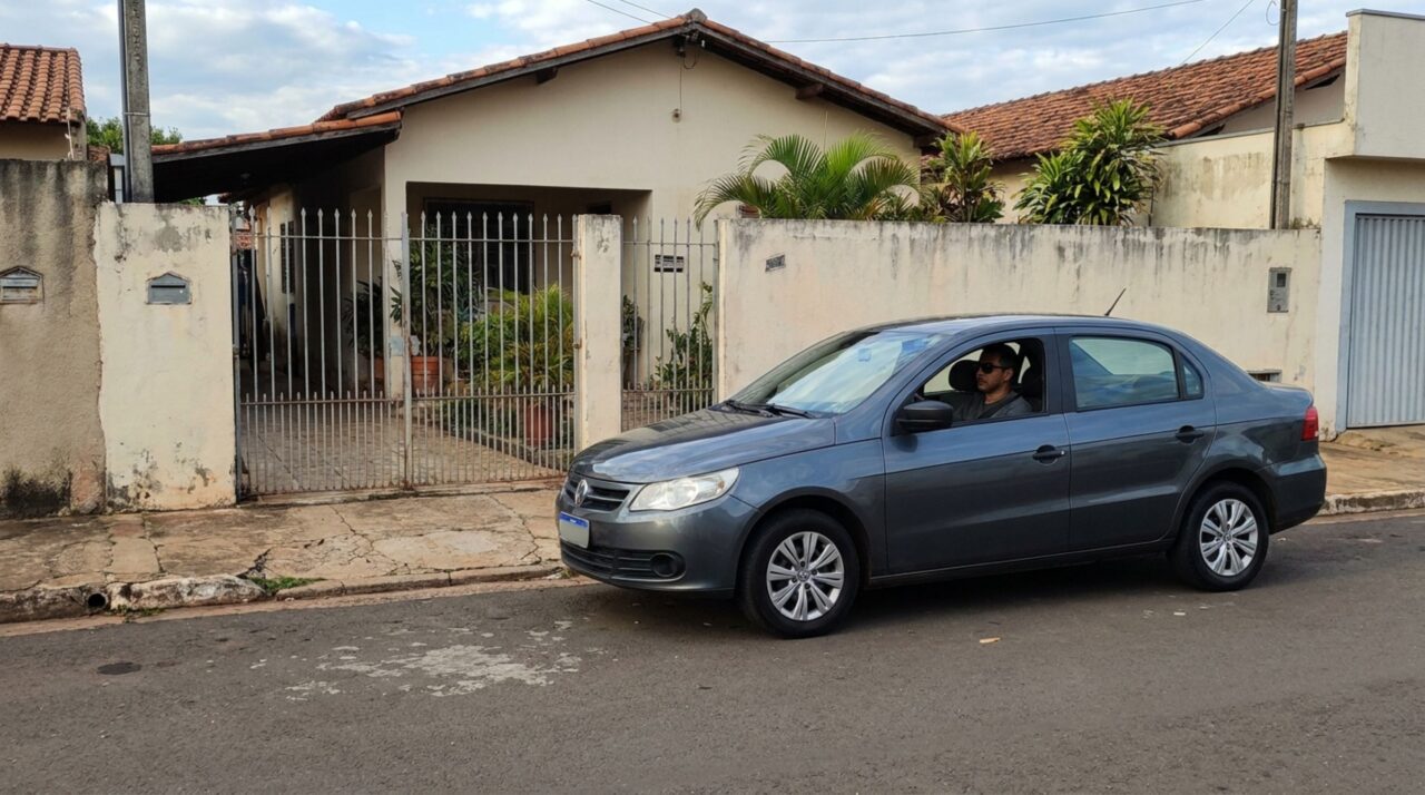 Motorista deixa o carro alguns minutos em frente ao portão de casa e descobre a diferença entre parar e estacionar