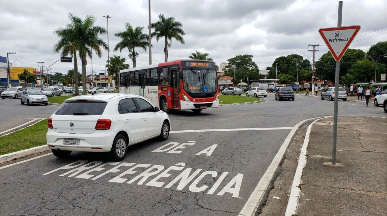 Motorista chega à rotatória ao mesmo tempo que outro carro, acredita que quem vem pela direita passa primeiro e descobre quem realmente tem a preferência