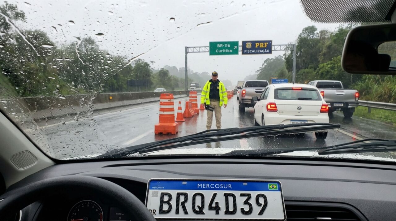 Motorista é parado porque o limpador de para-brisa não funcionava e descobre que o item simples faz parte dos equipamentos obrigatórios do carro