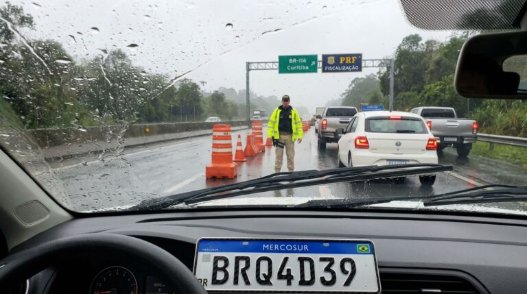Motorista é parado porque o limpador de para-brisa não funcionava e descobre que o item simples faz parte dos equipamentos obrigatórios do carro