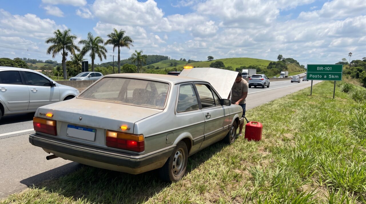 O perigo e as punições da pane seca ao esquecer de abastecer na estrada