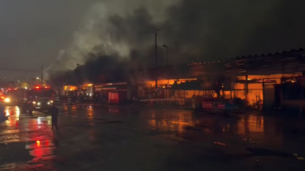 Incêndio destrói galpão da Ceagesp