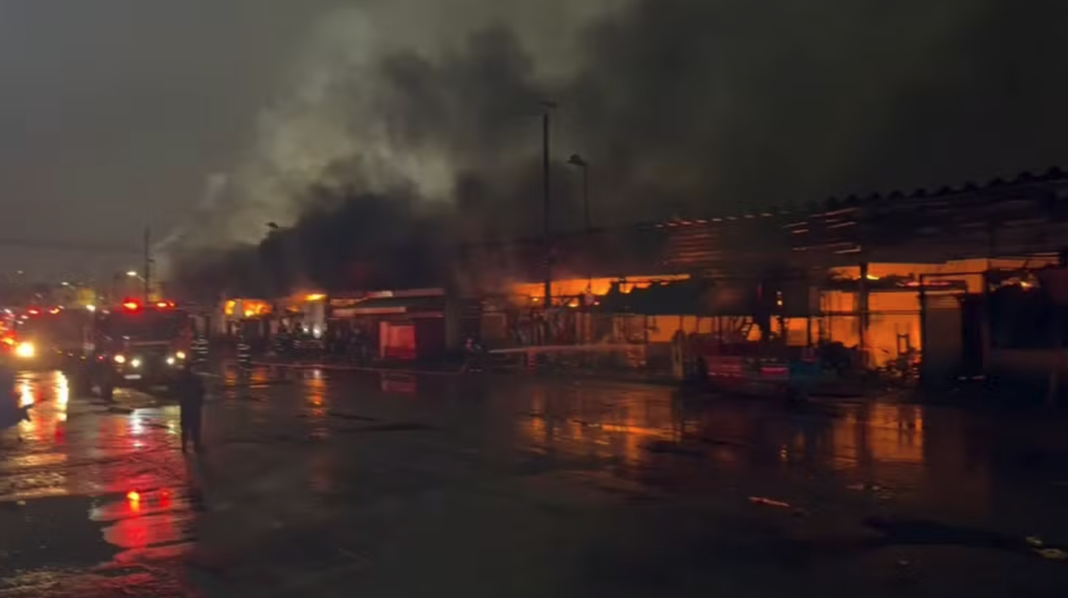 Incêndio destrói galpão da Ceagesp