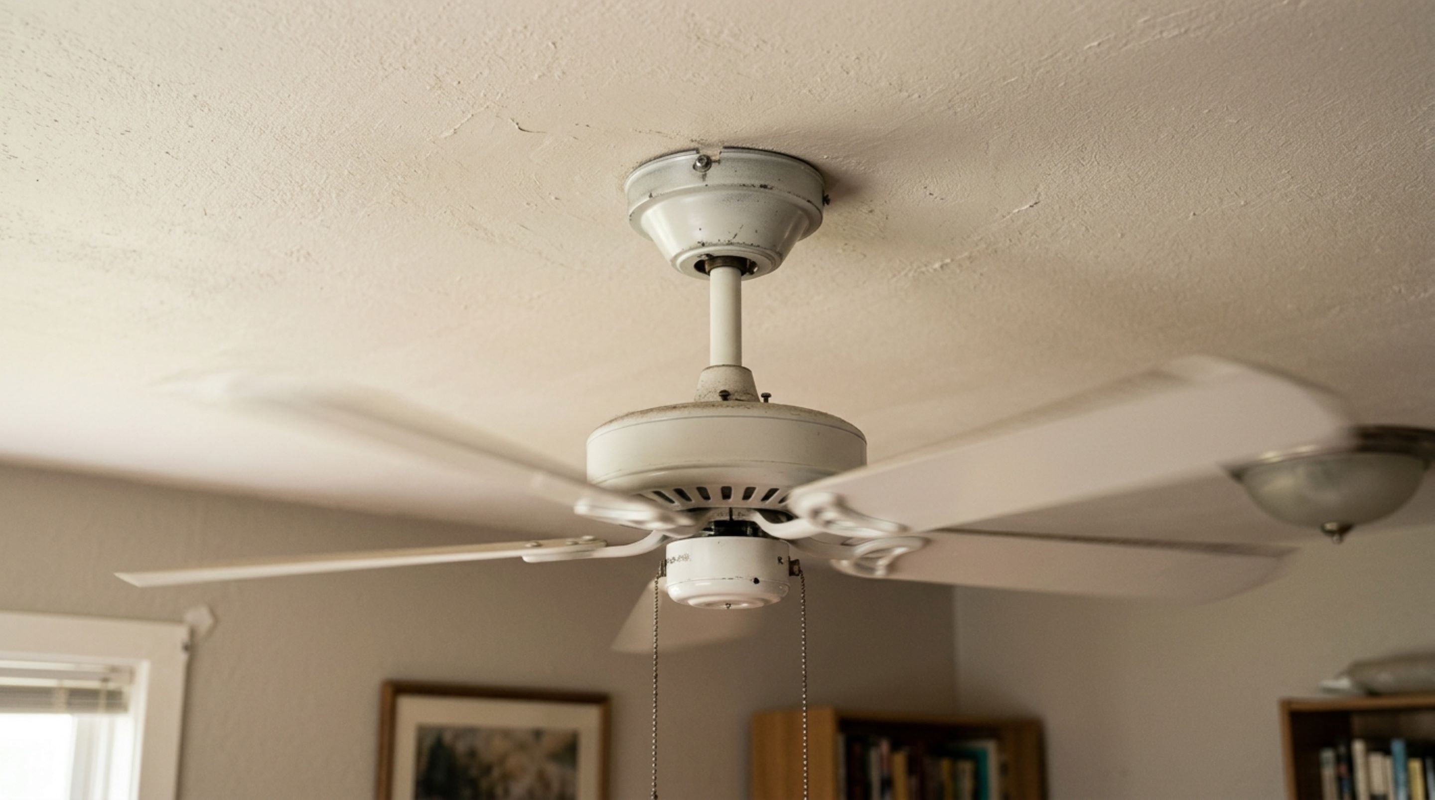 Morador passa semanas apertando os parafusos do ventilador de teto por causa de um ruído metálico e só descobre o verdadeiro problema quando uma arruela esquecida durante a instalação cai de dentro da canopla sobre a mesa