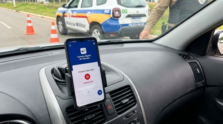 Motorista troca de celular antes de viajar e percebe na blitz que o documento do carro não aparece no aparelho novo