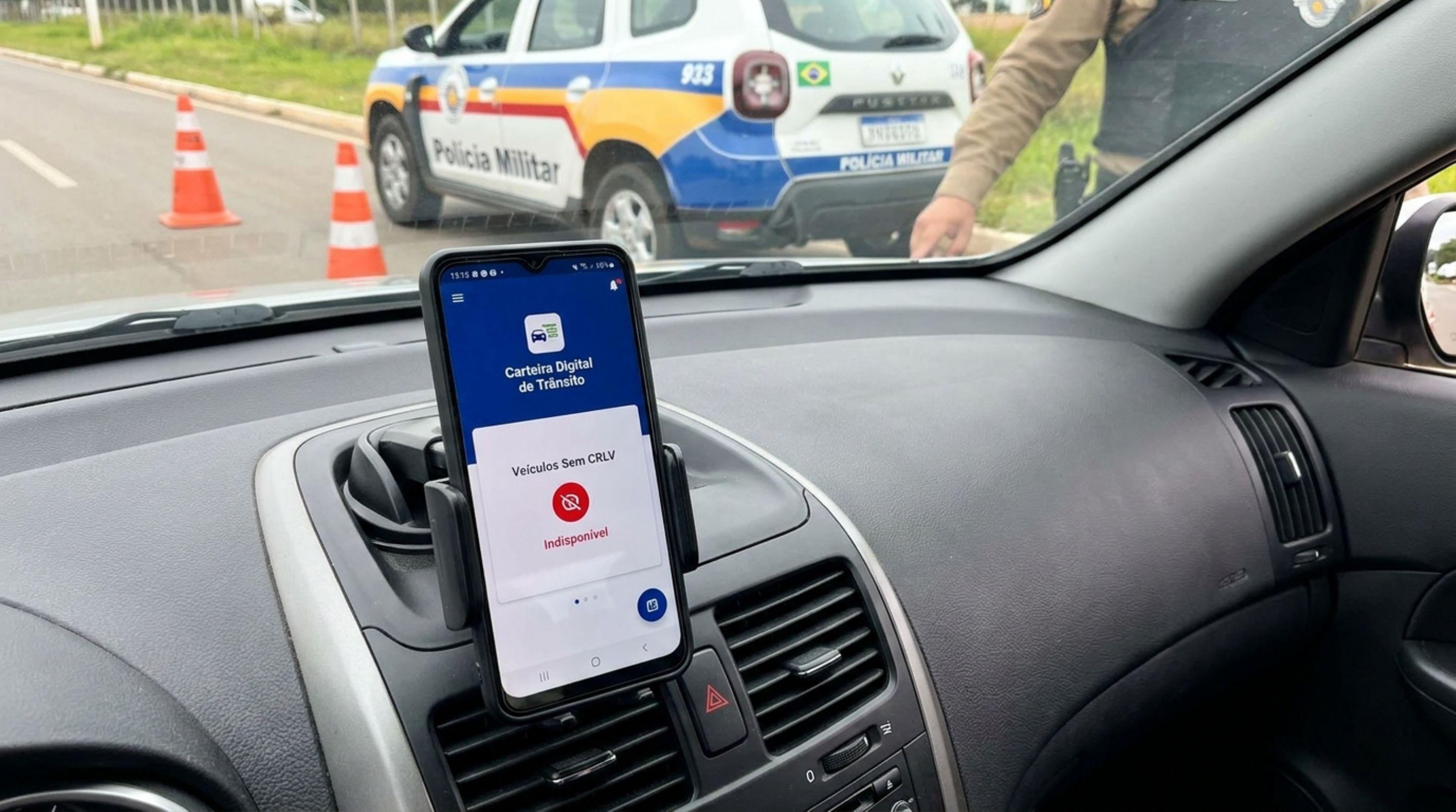 Motorista troca de celular antes de viajar e percebe na blitz que o documento do carro não aparece no aparelho novo