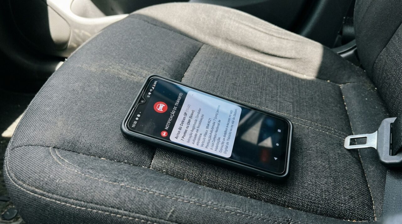 Homem usa o celular no farol vermelho, achando que ninguém vê, mas câmera de fiscalização registra tudo e ele percebe que a multa pode custar a habilitação