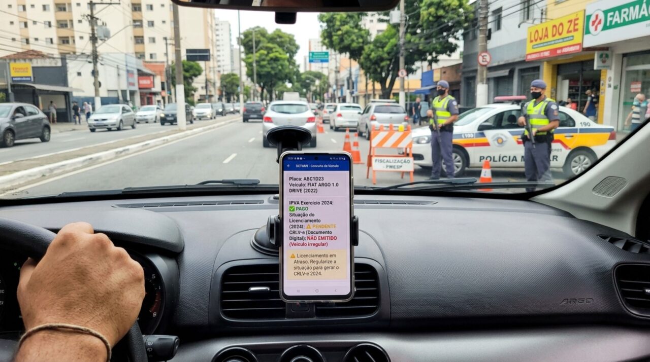 Motorista é parado em blitz, mostra que pagou o IPVA do carro e acredita que o veículo está totalmente regular, fiscalização consulta o sistema e explica a diferença entre imposto pago e licenciamento em dia