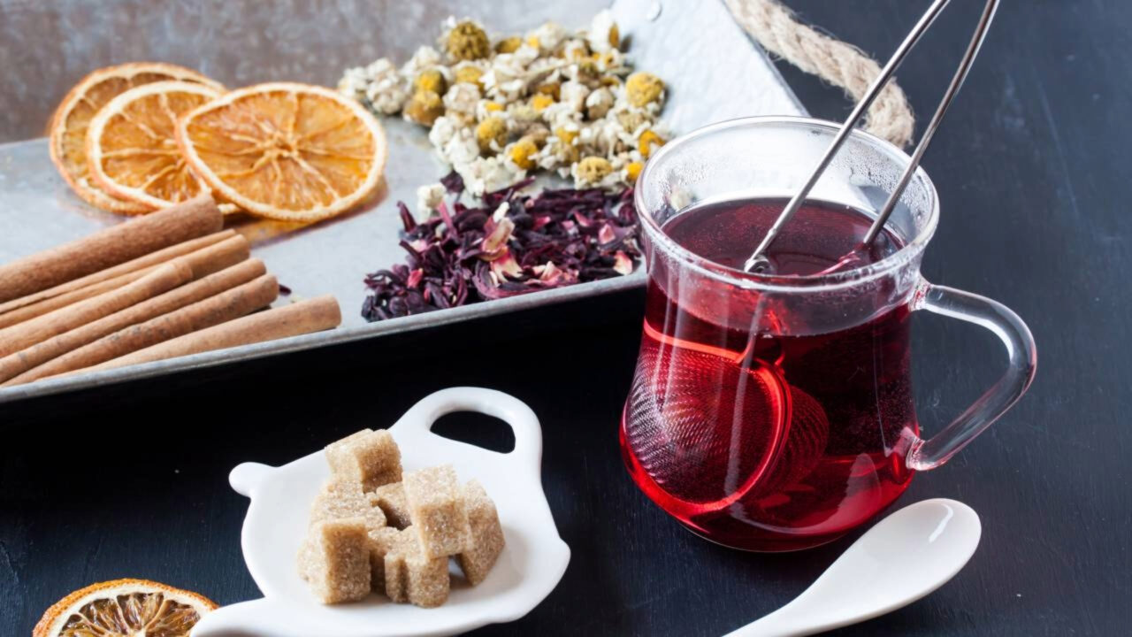 Chá de hibisco, folha de louro e canela para que serve e como preparar para aproveitar seus benefícios
