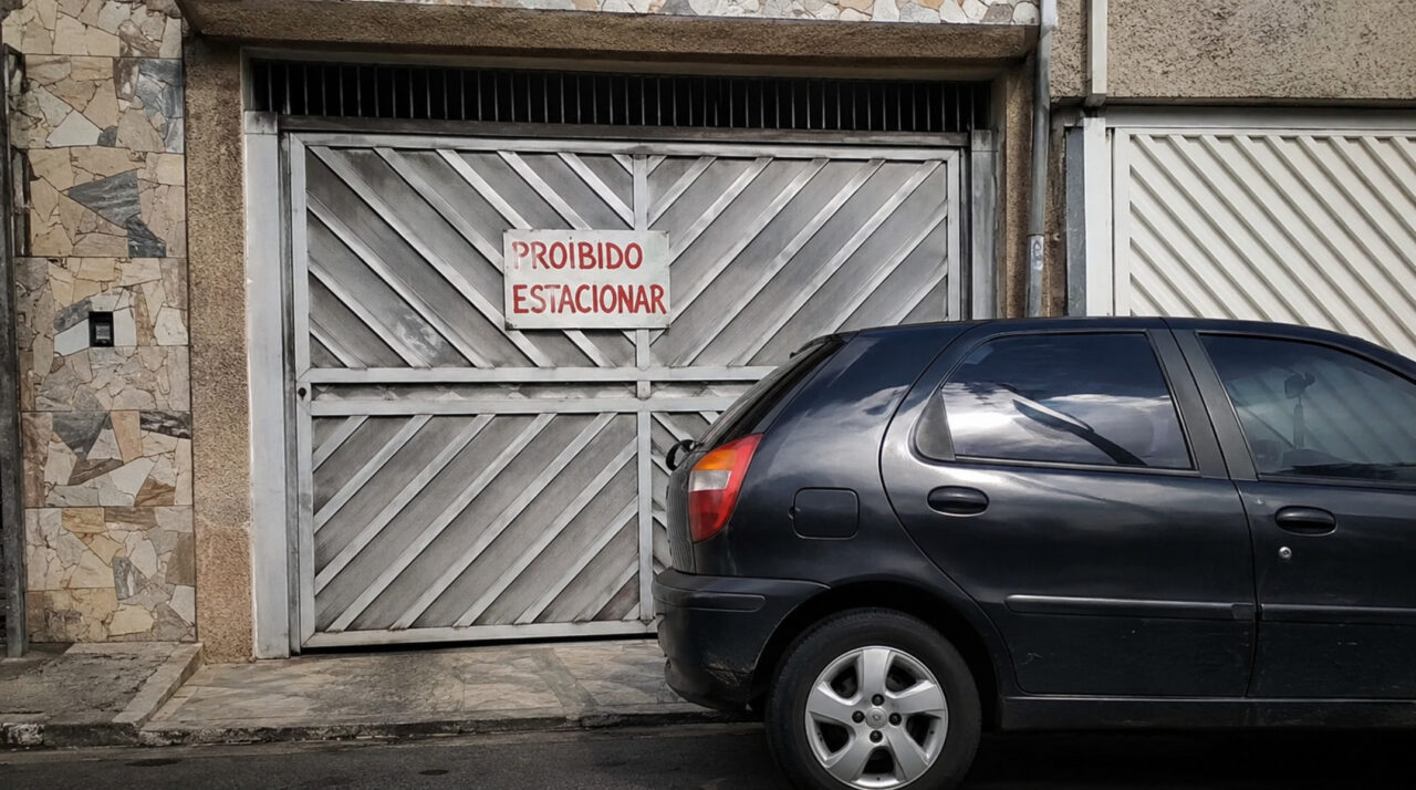 É legal colar um sinal de proibição de estacionamento no portão de casa?