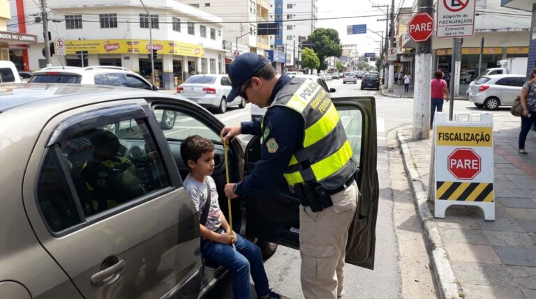 Pai coloca filho de 9 anos no banco da frente porque ele já é alto e fiscalização manda parar o veículo, homem não sabia que não basta ter altura para andar no banco de passageiro