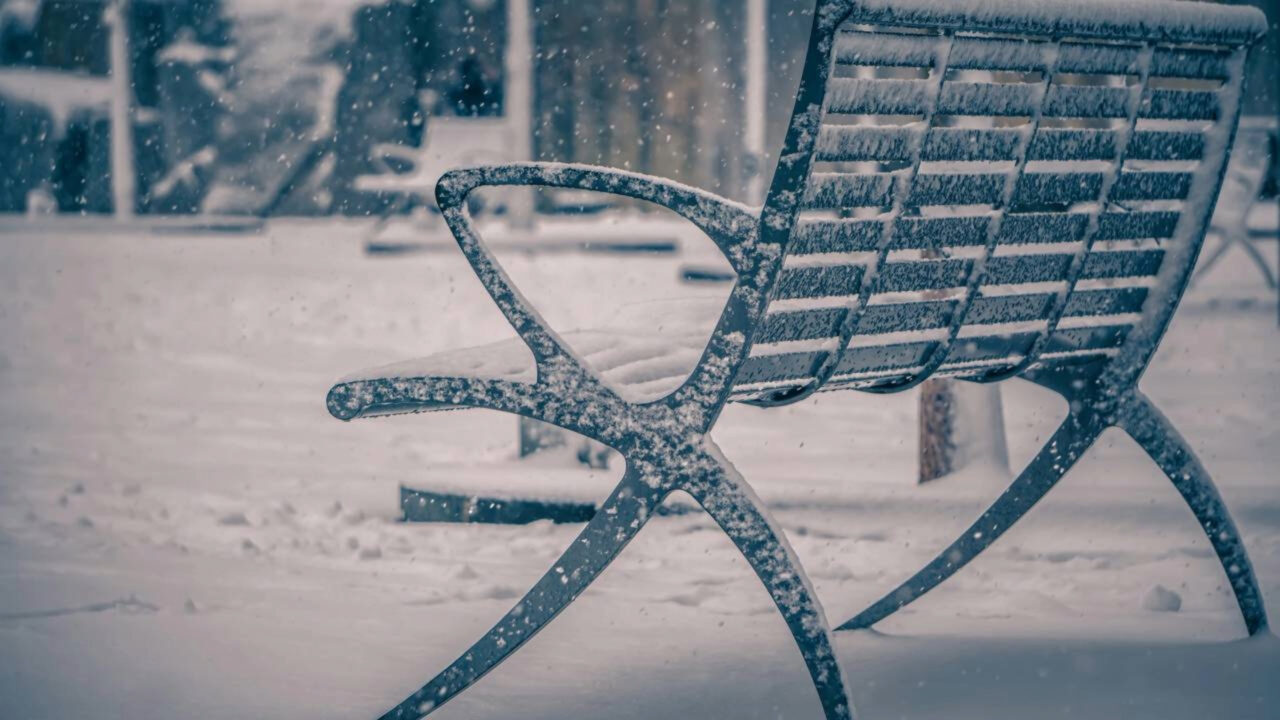 Cidade procura voluntários para remover neve das ruas e paga até 45 dólares por hora a quem topar o trabalho