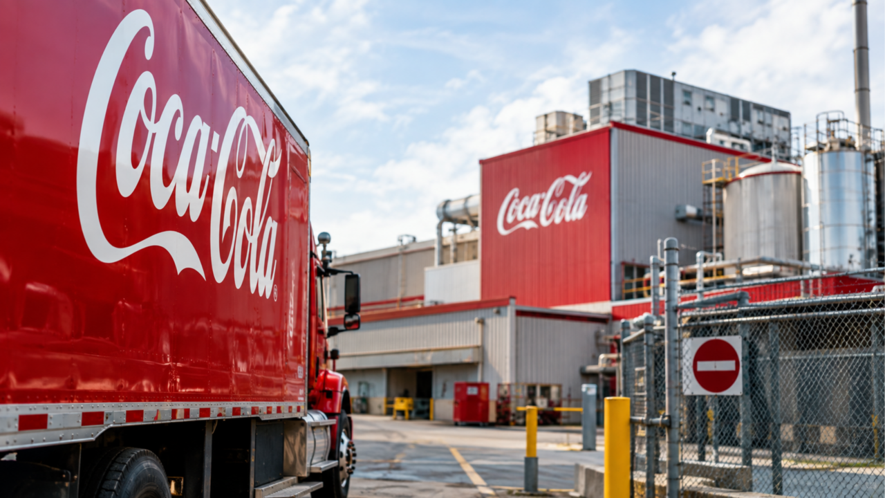 Coca-Cola fecha duas fábricas, afeta mais de 900 trabalhadores e muda produção de bebidas