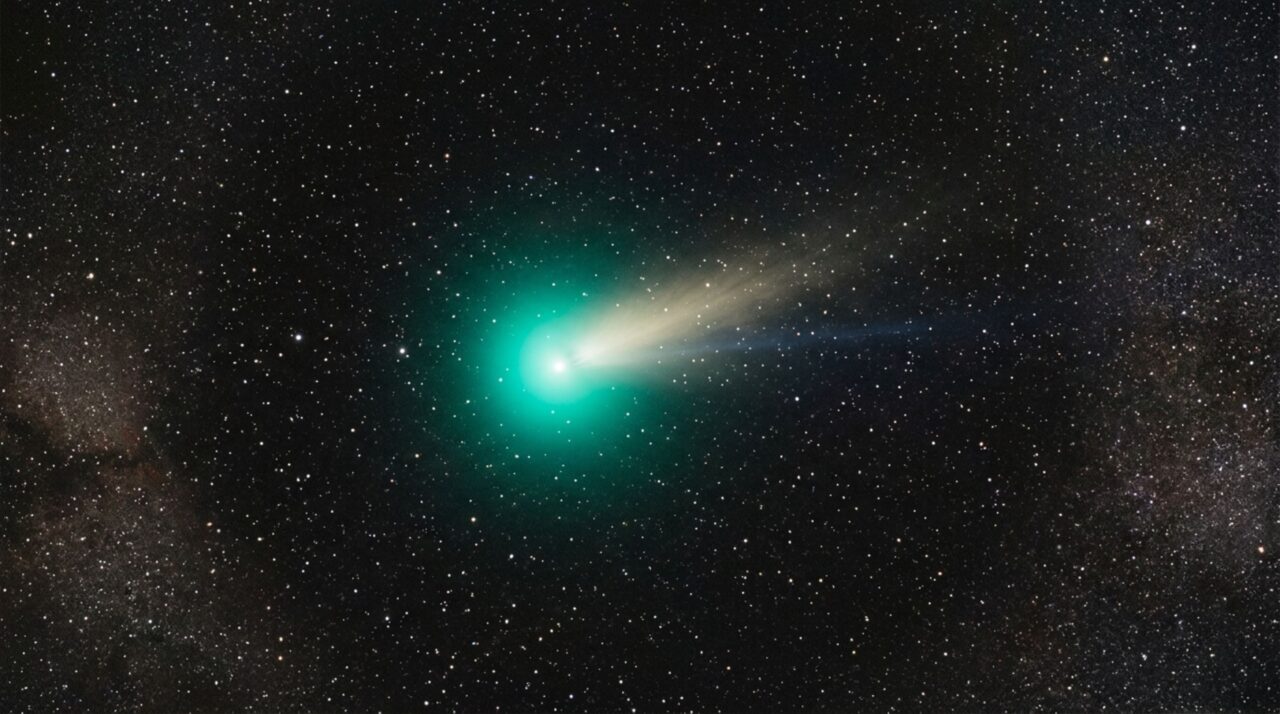 Um cometa normalmente invisível ficou cerca de 20 mil vezes mais brilhante após duas explosões que ninguém ainda conseguiu explicar
