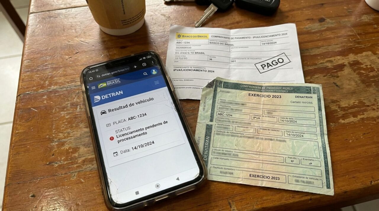 Motorista compra carro usado, é parado em blitz e descobre que o CRLV continua no nome do antigo dono, acredita que o recibo de compra resolve a situação, e a fiscalização explica como funciona a transferência