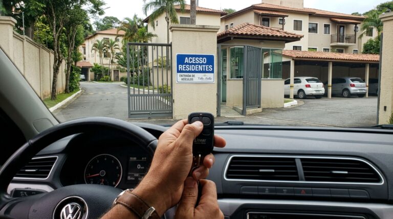 Homem empresta o controle da garagem a um parente durante uma viagem e, semanas depois, descobre que ele ainda conseguia entrar no condomínio sem autorização