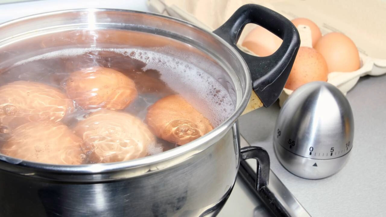 Cozinhar ovos com água fria não tem o mesmo resultado quando fervido com a água já fervendo qual é a diferença