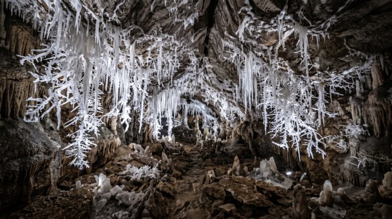 Exploradores ouviram vento saindo de um buraco bloqueado, cavaram por dois anos e abriram caminho para mais de 230 quilômetros de caverna