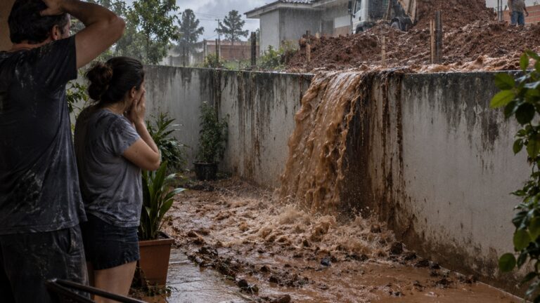 Depois que vizinho eleva o terreno com vários caminhões de terra, família vê água e barro atravessarem o muro na primeira chuva forte