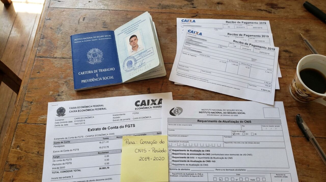 Trabalhador entra no Meu INSS para simular a aposentadoria, percebe que cinco anos de emprego não aparecem no CNIS e descobre como corrigir os vínculos antes de fazer o pedido