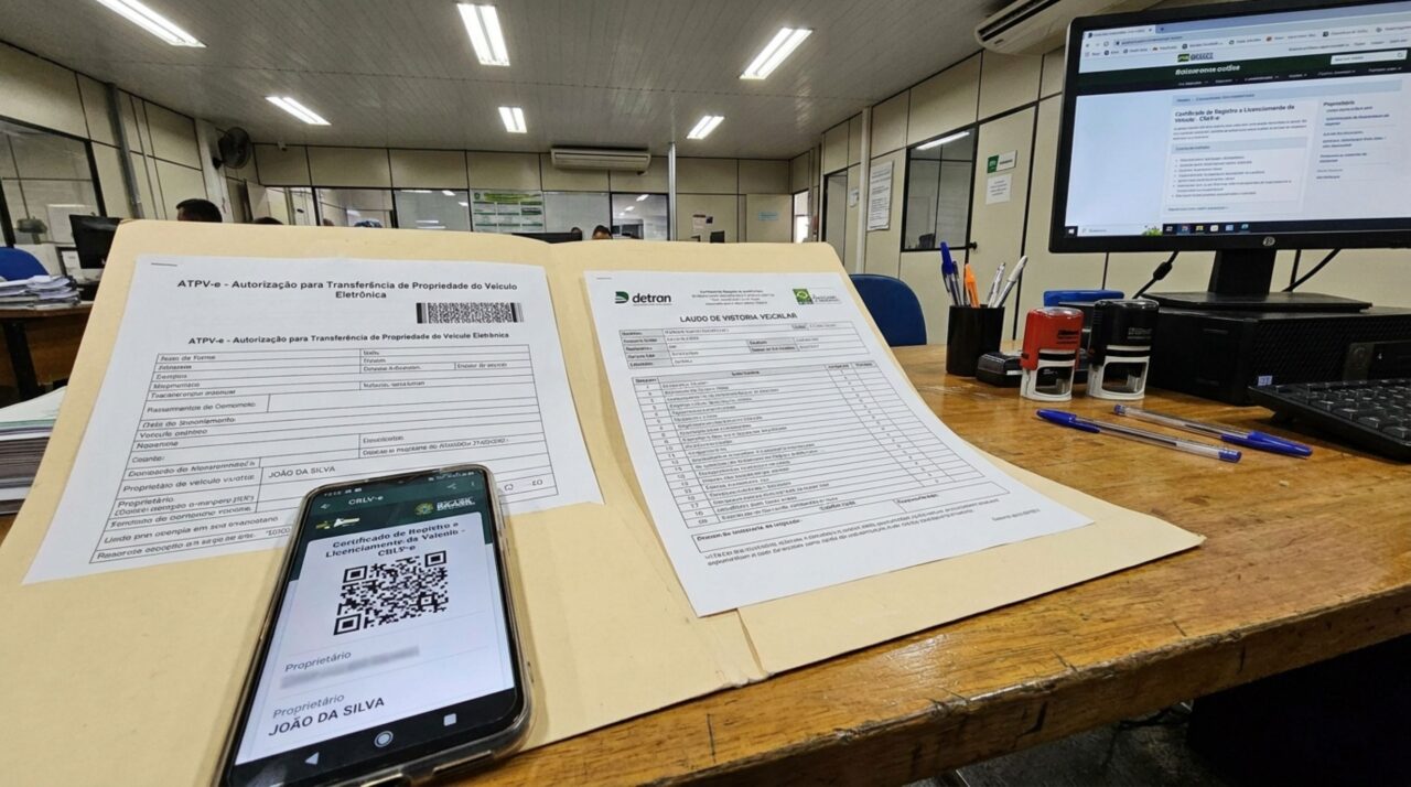 Motorista compra carro usado, é parado em blitz e descobre que o CRLV continua no nome do antigo dono, acredita que o recibo de compra resolve a situação e fiscalização explica como funciona a transferência