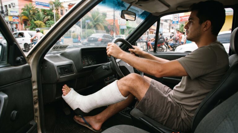 A proibição de dirigir carro automático usando gesso na perna esquerda e as punições no trânsito