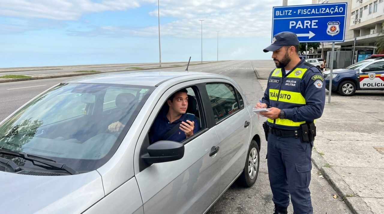 Motorista é parado em blitz falando no celular, alega que era uma ligação rápida e agente explica que a infração pode somar com outras e suspender a habilitação