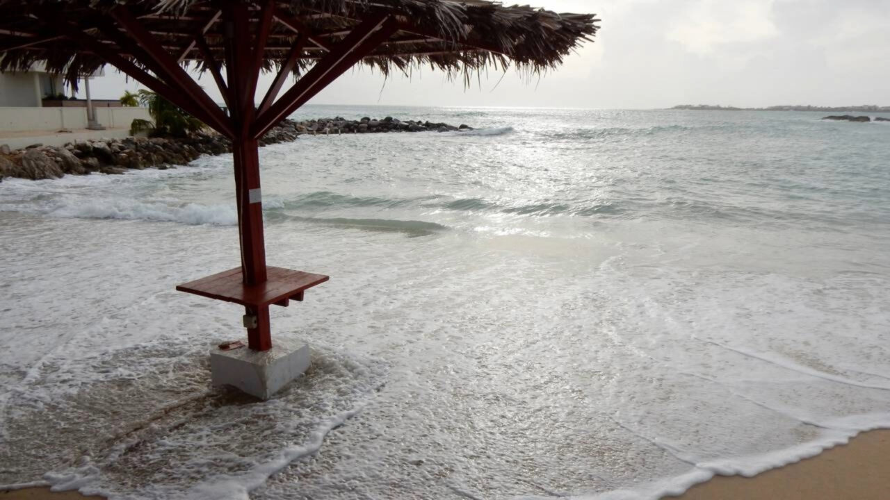 Elevação do nível do mar destrói casas e praias inteiras já começam a desaparecer