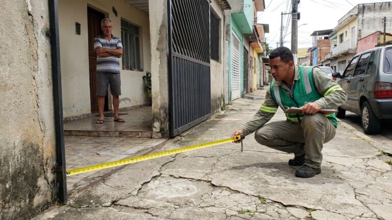 Morador troca o portão de casa por modelo automático e vizinho reclama que a abertura bloqueia parte da calçada todos os dias, exigindo que estrutura seja refeita