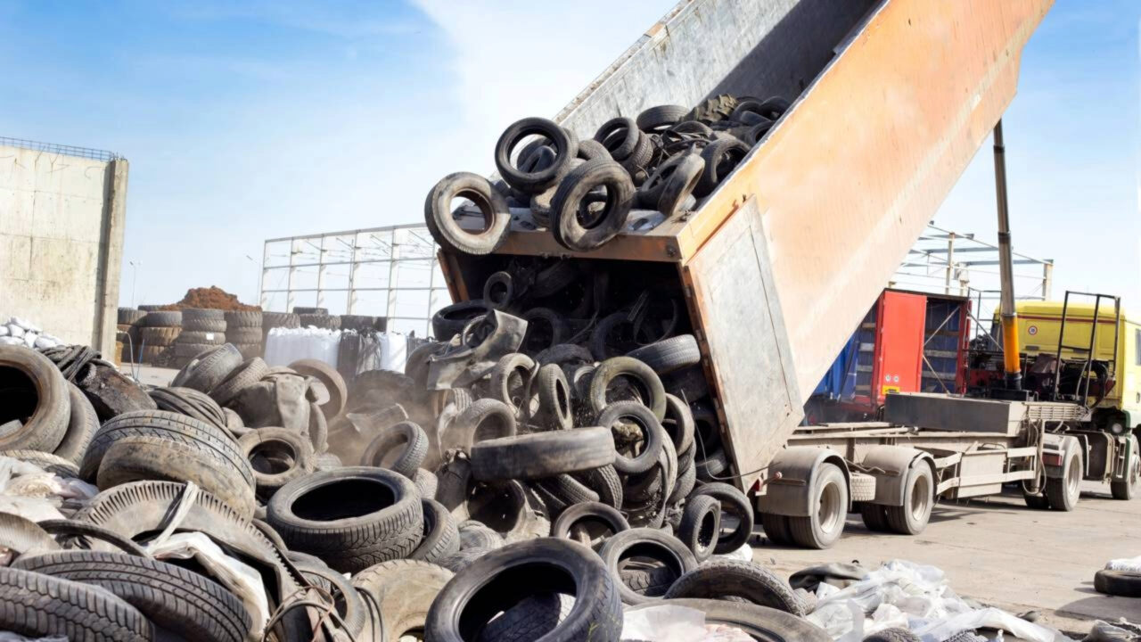 Engenheiros enterram cerca de 20.000 pneus reciclados sob a estrada para combater lama e geada