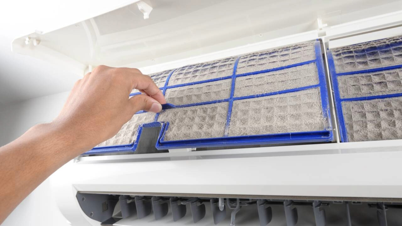 Especialistas alertam não limpar o filtro do ar-condicionado a cada 15 dias pode aumentar a conta de luz em até 30%
