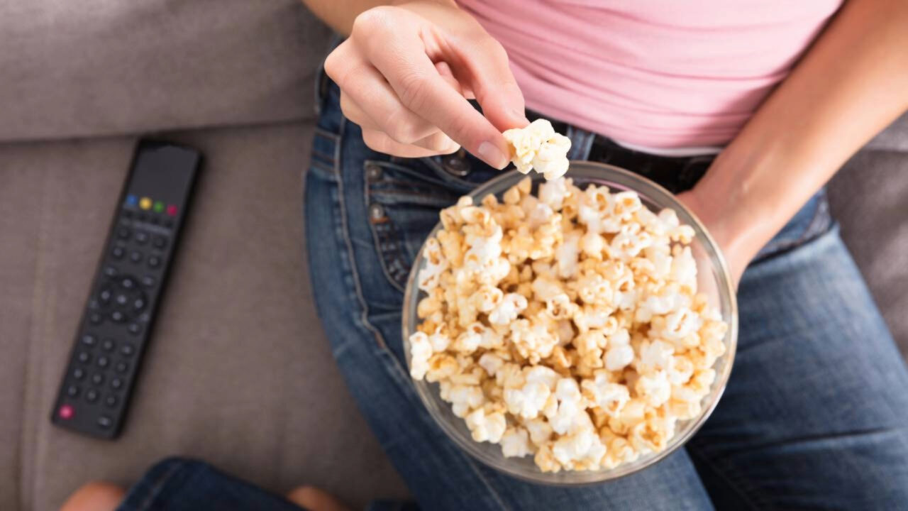 Especialistas em longevidade concordaram A pipoca contém fibras e polifenóis, e é o melhor lanche para aumentar a expectativa de vida