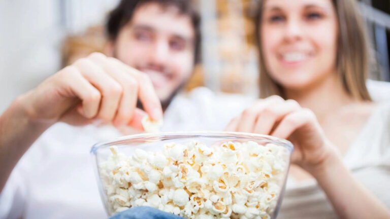 Especialistas em longevidade concordaram A pipoca contém fibras e polifenóis, e é o melhor lanche para aumentar a expectativa de vida