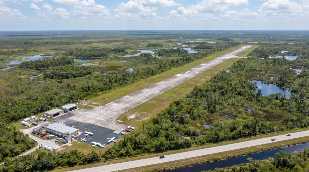 A construção abandonada do gigantesco aeroporto no pântano da Flórida