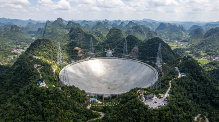 O telescópio FAST na China, o maior radiotelescópio de prato único do mundo construído em uma cratera natural